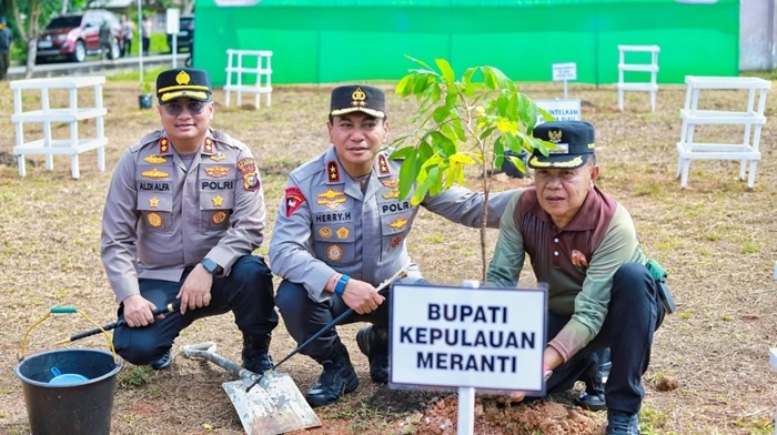 Lestarikan Lingkungan Kepulauan Meranti Lewat Penanaman Pohon Kapolda Riau